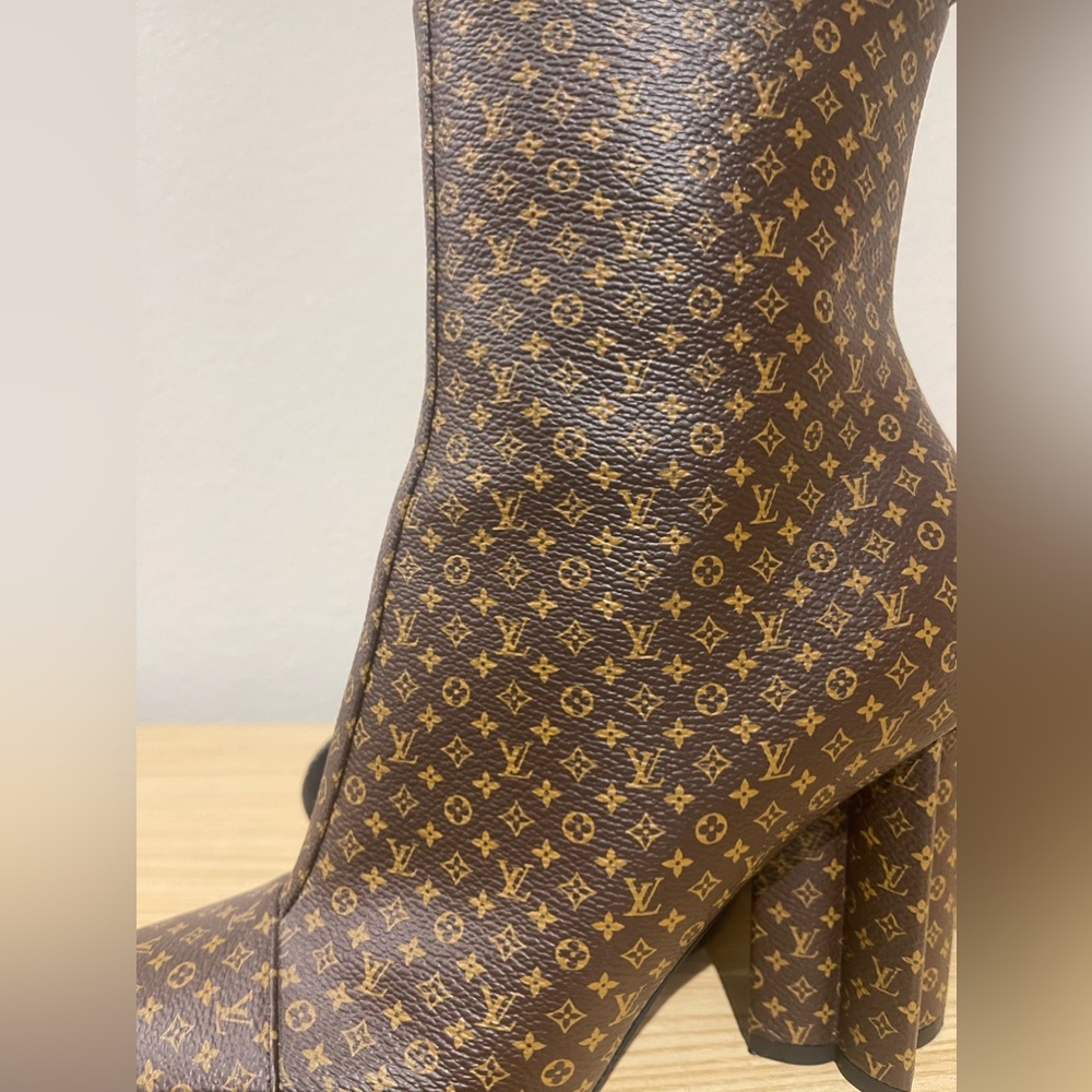 Authentic Louis Vuitton boots Size: 38 (US women’s 7) - Picture 2 of 4